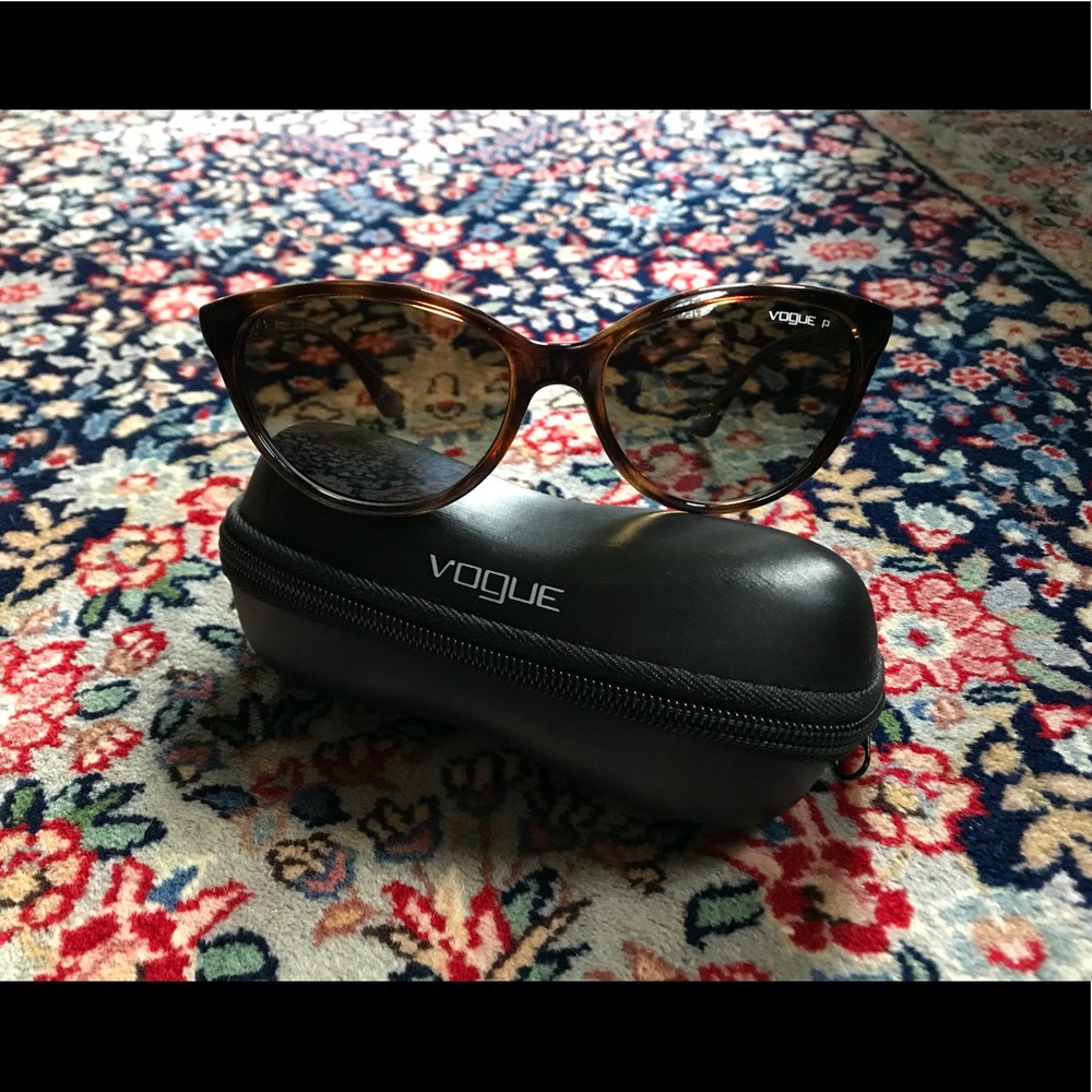 (VGUC) Vogue polarized sunglasses 😎